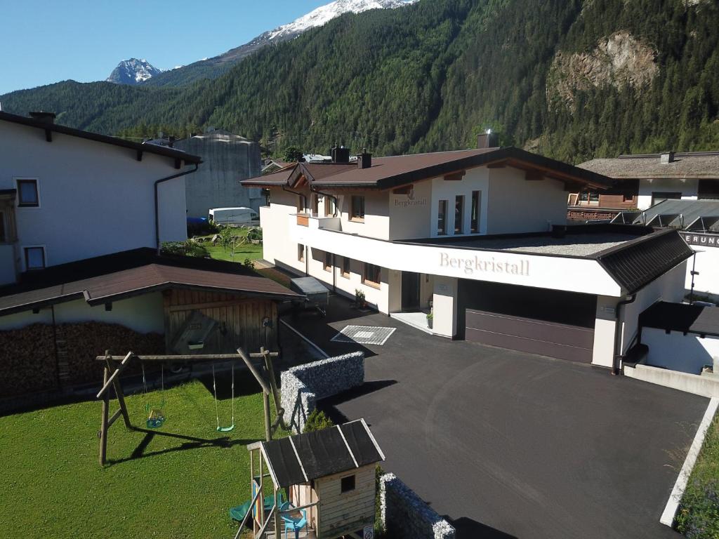 una vista aérea de un edificio con cancha de baloncesto en Appartement Bergkristall en Umhausen