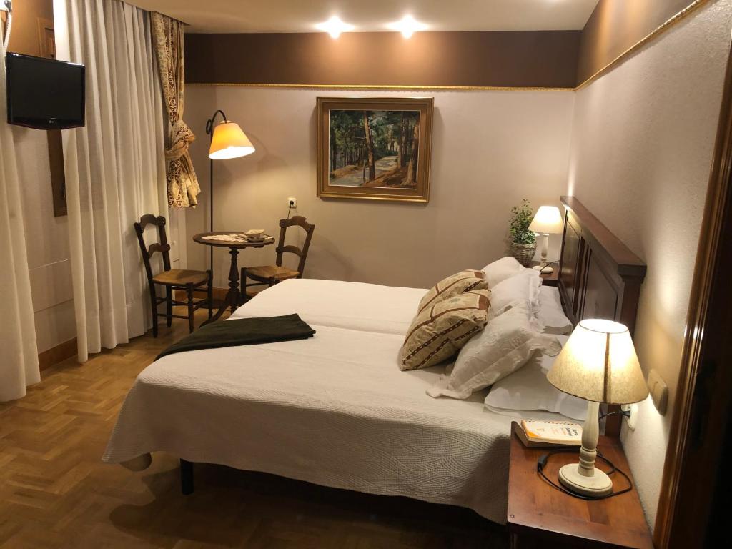 Postel nebo postele na pokoji v ubytování Hostal Arostegui