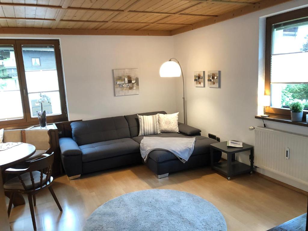 ein Wohnzimmer mit einem Sofa und einem Tisch in der Unterkunft Ferienwohnung Hafner in Mayrhofen