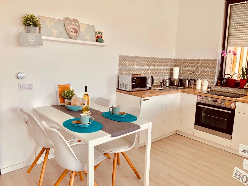 Kuchyňa alebo kuchynka v ubytovaní Sunny Deluxe Apt. & Terrace