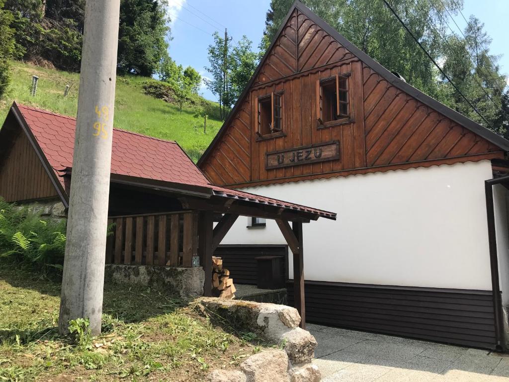Budynek, w którym mieści się dom w stylu alpejskim