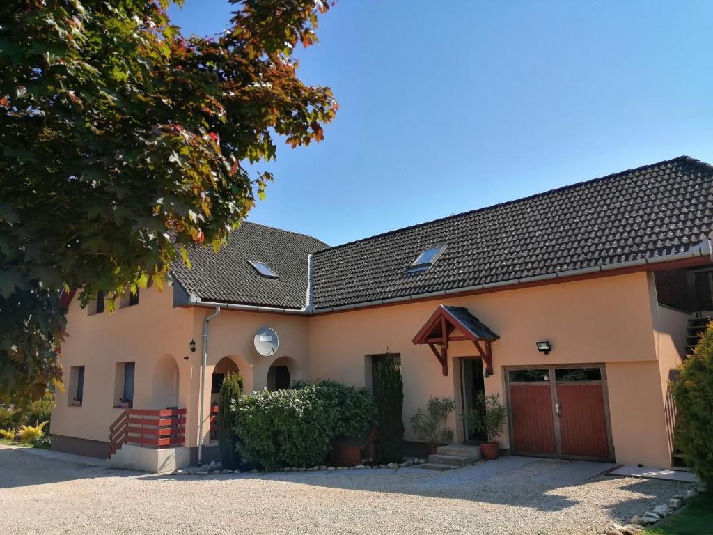 a house with a driveway in front of it at Hajnalka apartmanház in Kehidakustány