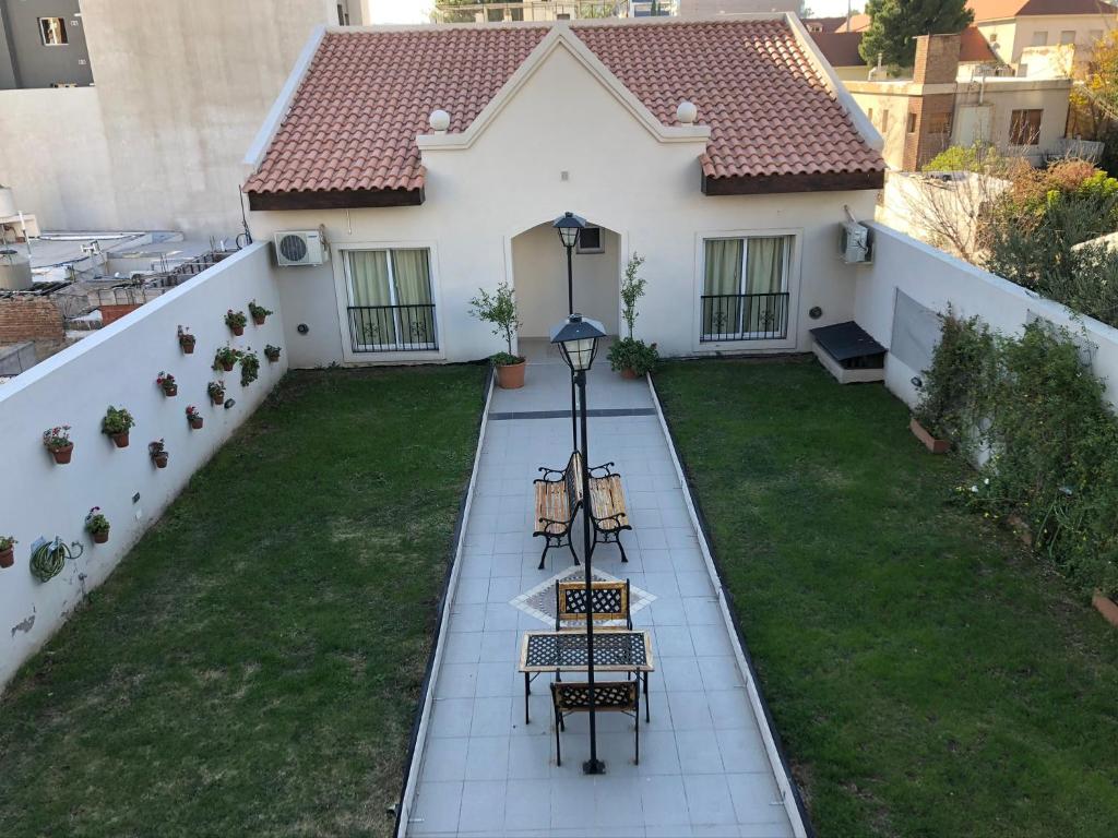 an aerial view of a house with a yard at Apart Hotel Granada in Neuquén