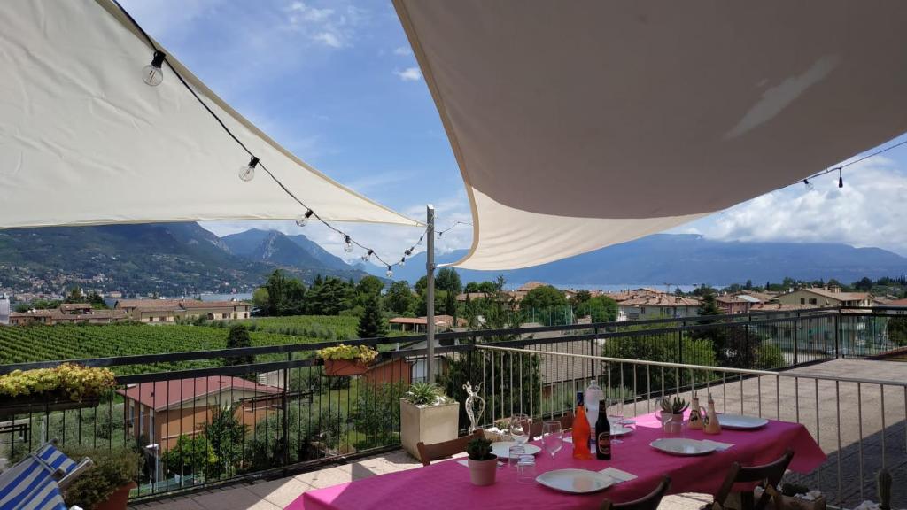 eine Terrasse mit einem Tisch mit lila Tischtuch in der Unterkunft Portese la terrazza di Piero in San Felice del Benaco