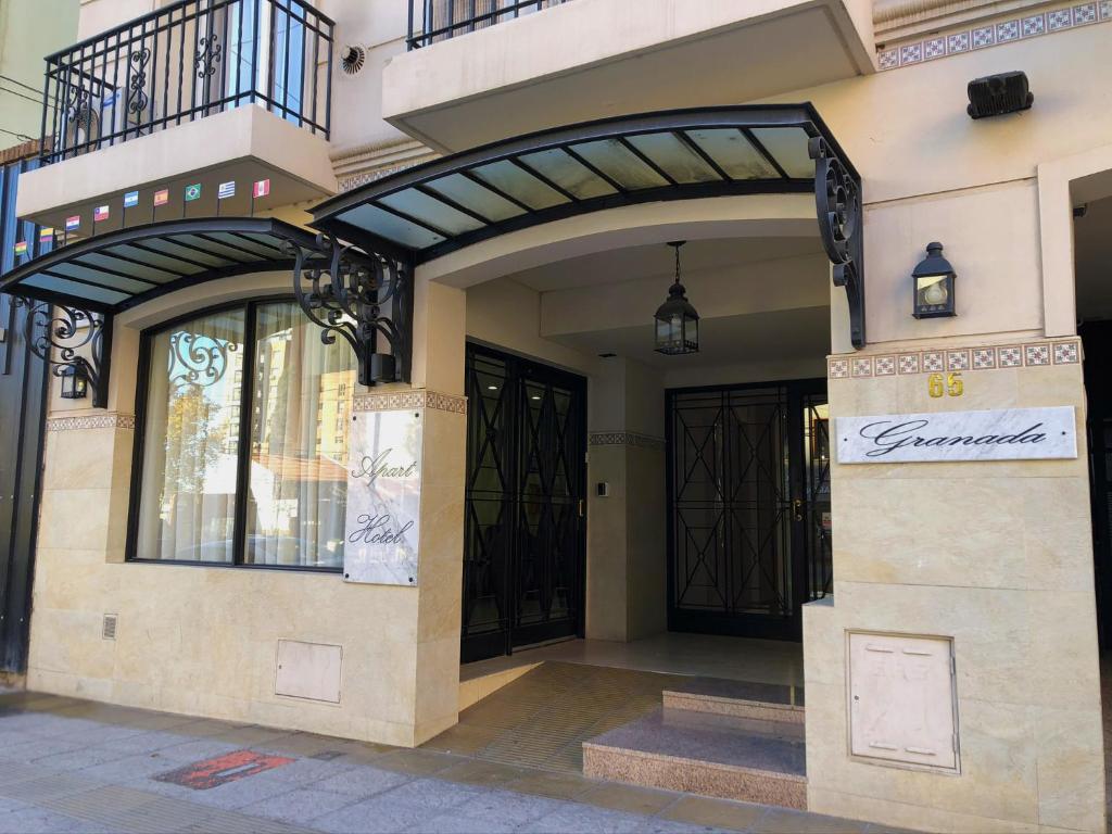 un ingresso a un edificio con porte nere di Apart Hotel Granada a Neuquén