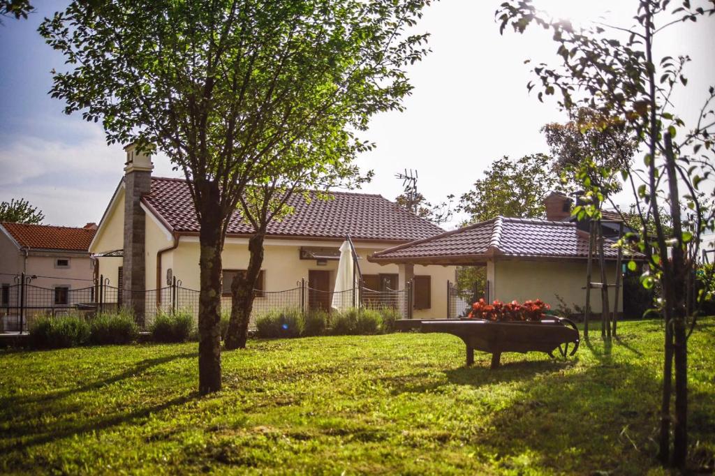 dom z ławką przed dziedzińcem w obiekcie Casa Tilia w mieście Šapjane