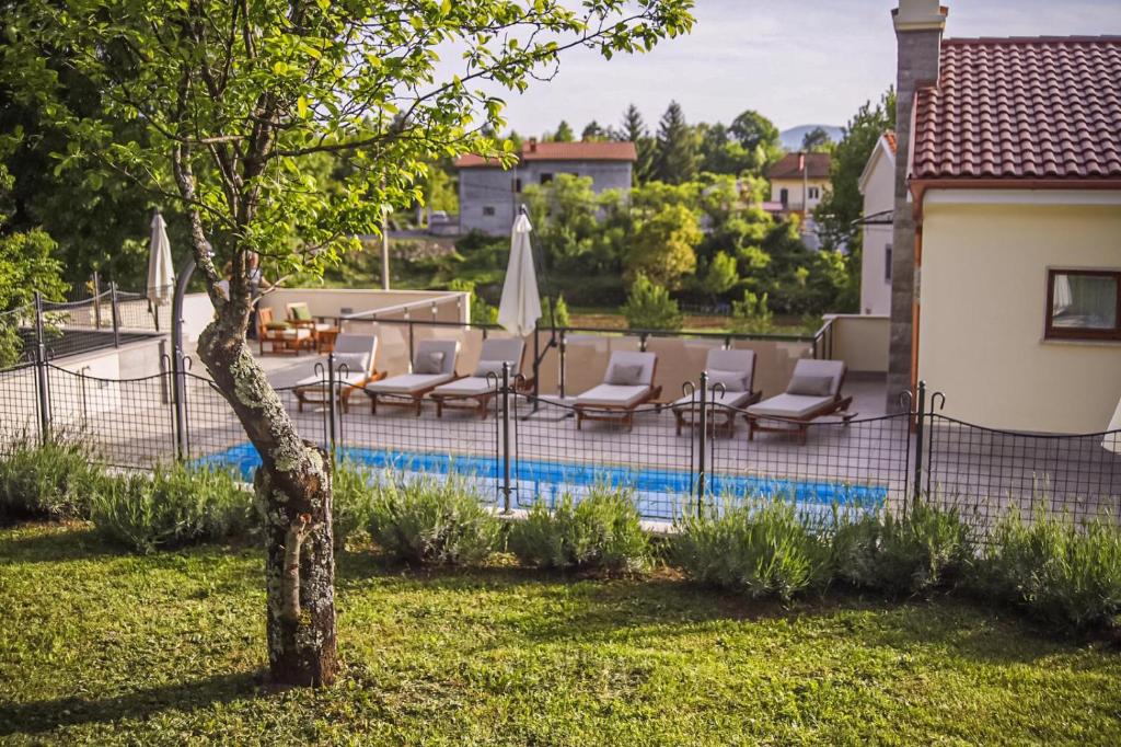 płot z krzesłami i basen na dziedzińcu w obiekcie Casa Tilia w mieście Šapjane