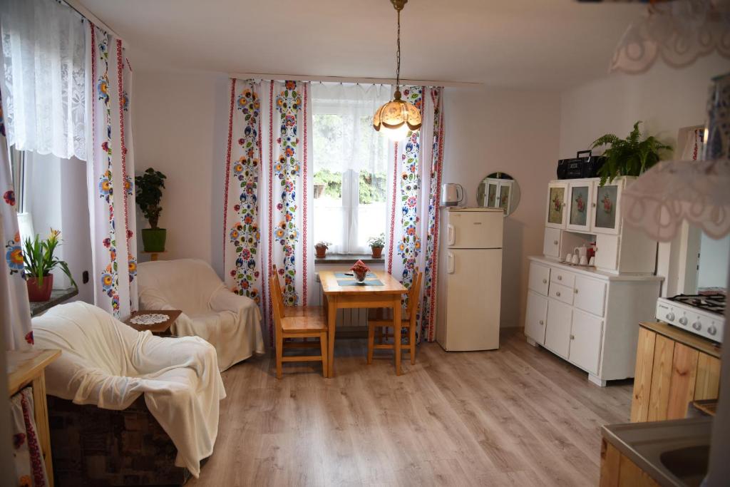 Kobylnica的住宿－Agroturystyka Kobylnica nad Wisłą，一间带桌子的厨房和一间带冰箱的厨房