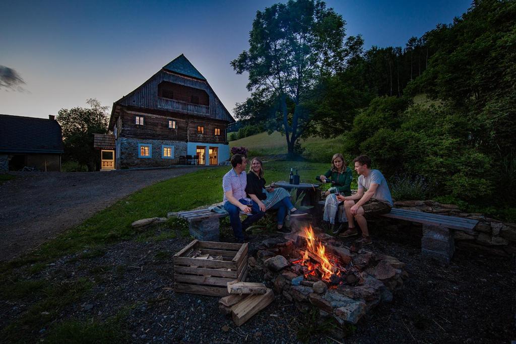 a group of people sitting around a camp fire at Adelwöhrer Bauernhaus in Falting