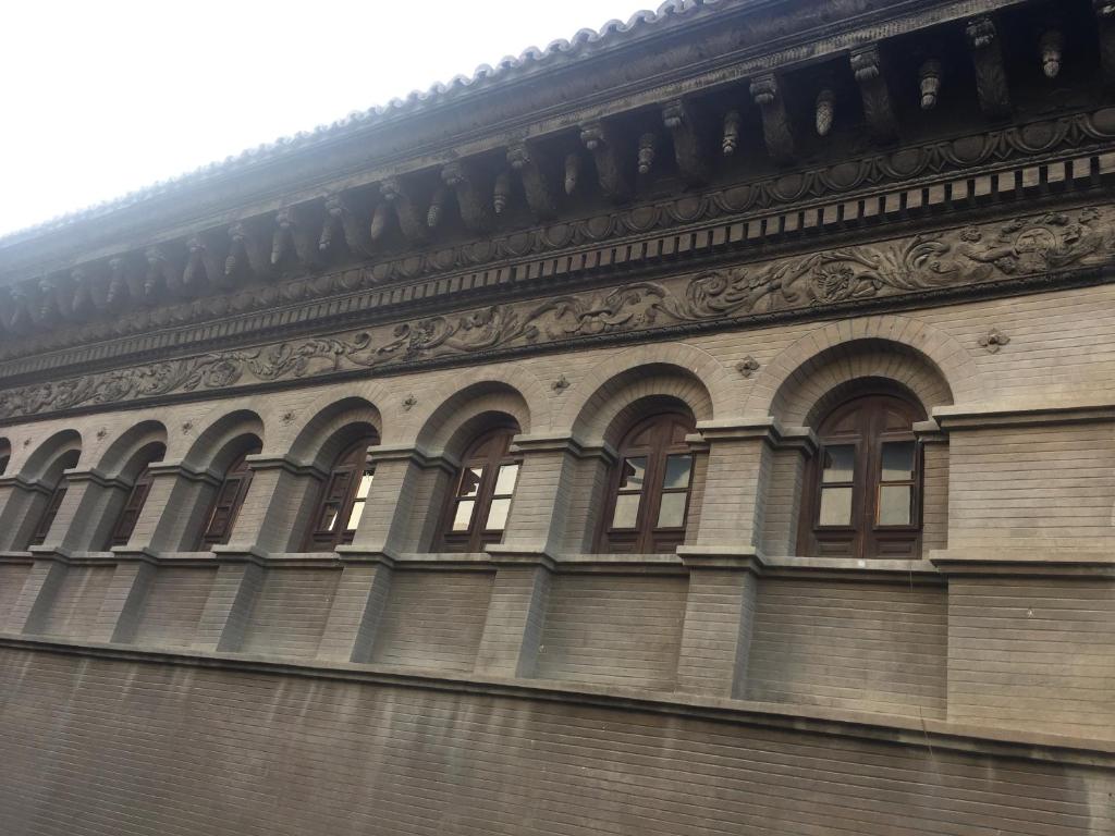 um edifício com janelas do lado em Apartamento Casa Latre em Barbastro