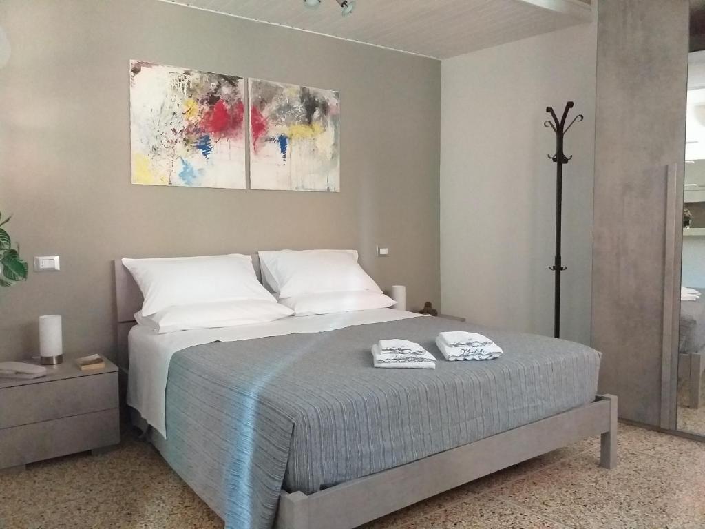 una camera da letto con un letto e un dipinto sul muro di L'Appartamentino a Bologna