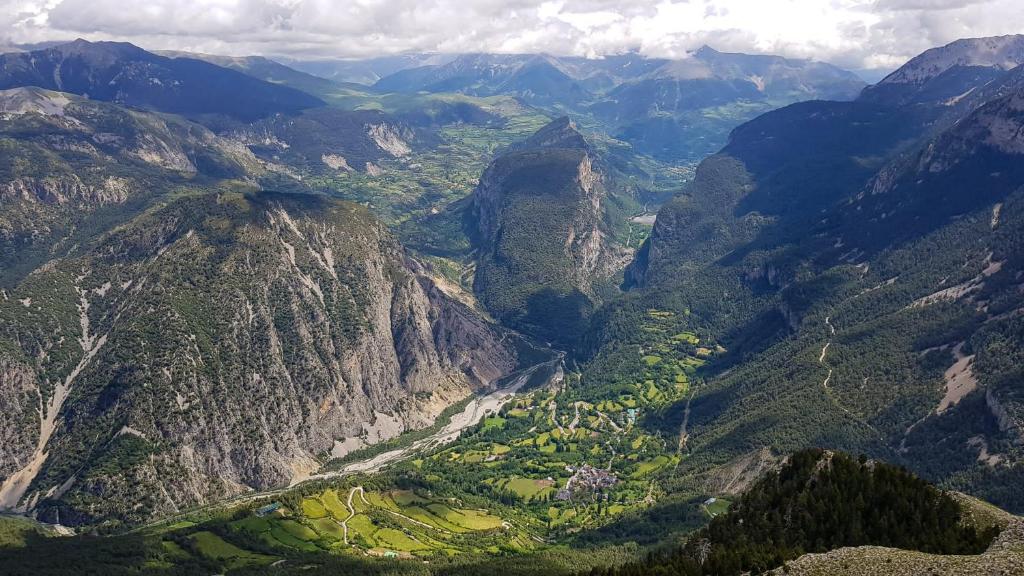 una vista aerea di una valle in montagna di Ático-Duplex Basa la Mora a Saravillo