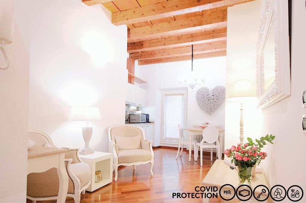 ein Wohnzimmer mit weißen Wänden und einer Holzdecke in der Unterkunft Casa Bonifacio in Verona