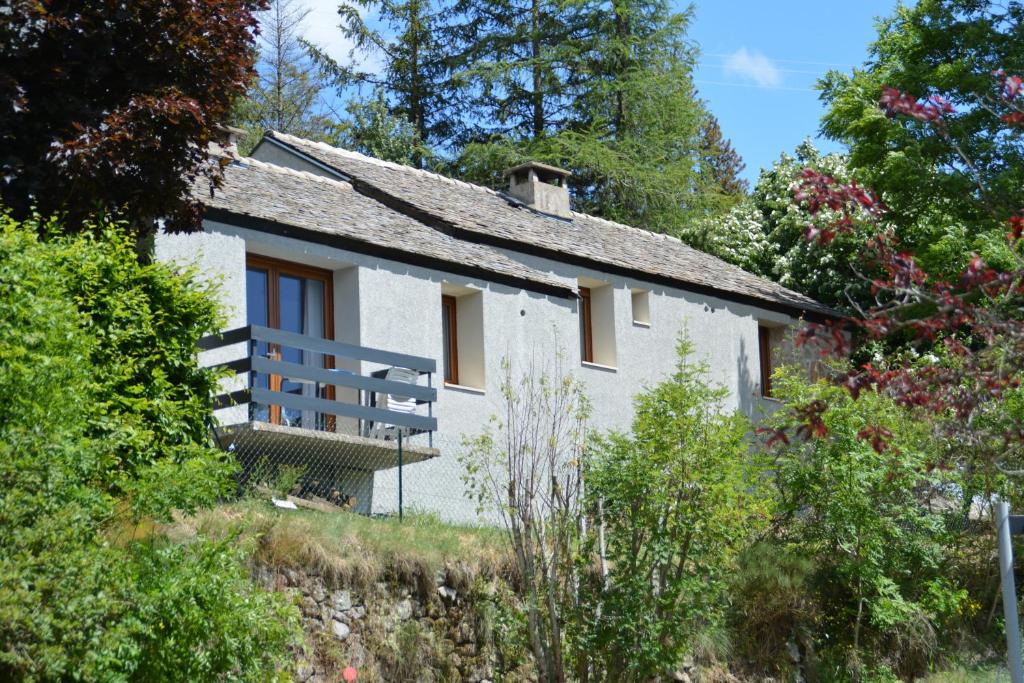 a white house in the middle of a garden at Gite La Barthe Basse in Le Pont-de-Montvert