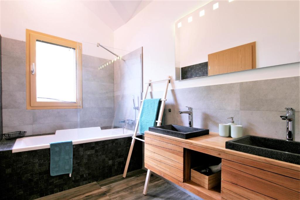 Kuchyň nebo kuchyňský kout v ubytování Montreux Holiday Home