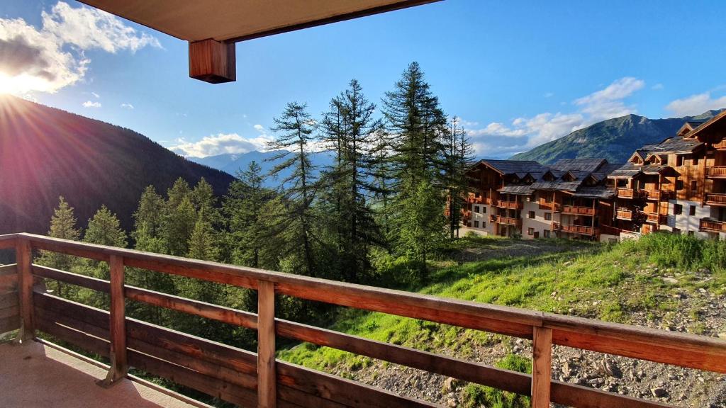 uma vista a partir da varanda de um resort nas montanhas em Appartement 3 étoiles 6 personnes les Orres 1800 em Les Orres