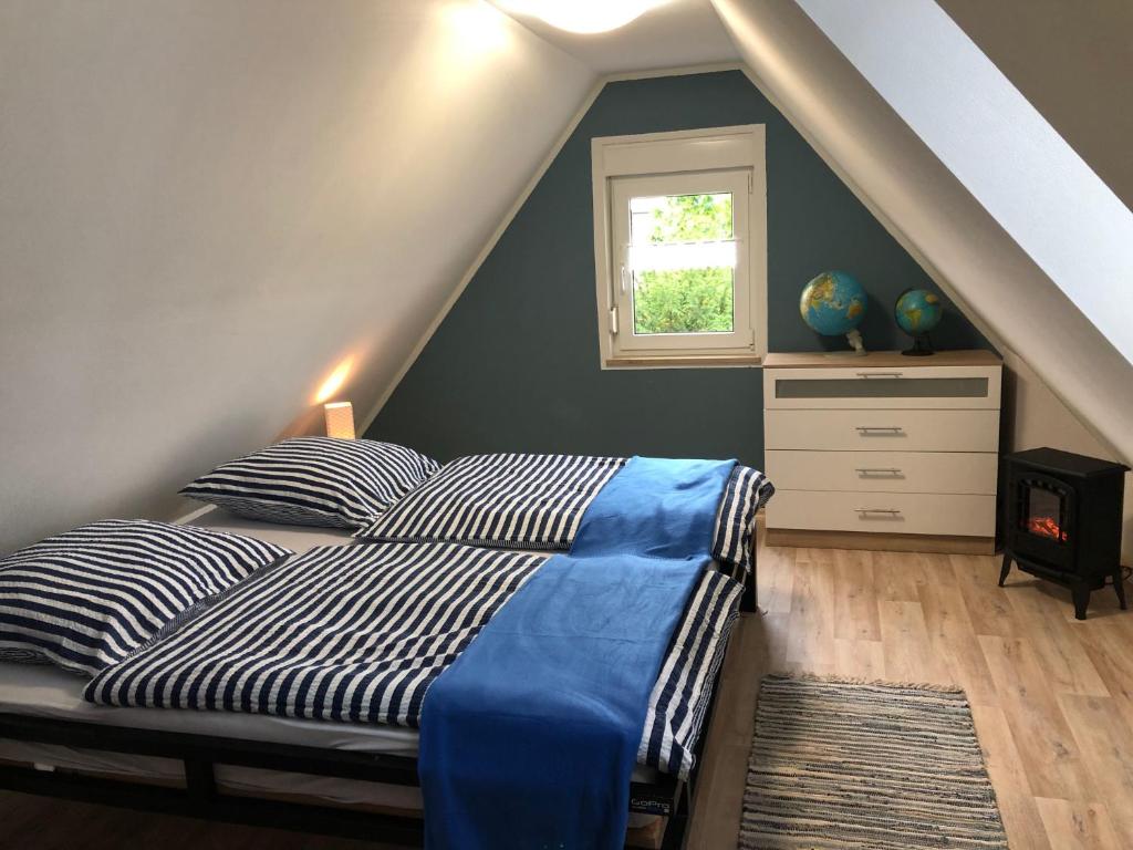 1 dormitorio con cama y ventana en Ferienhäusle JoNa en Gunzenhausen