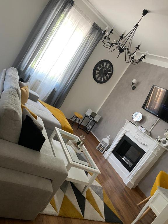 un salon avec un canapé et une cheminée dans l'établissement Appartement cosy et moderne, proche Cité des Papes, à Avignon