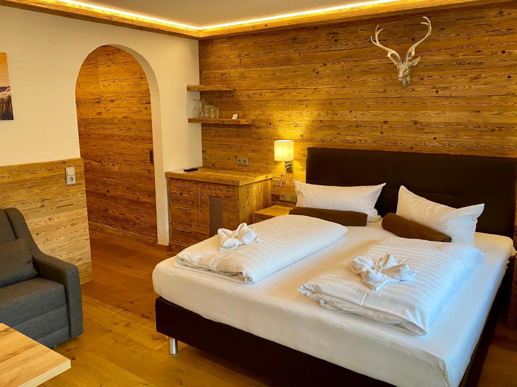 Postel nebo postele na pokoji v ubytování Almhof Kitzlodge - Alpine Lifestyle Hotel
