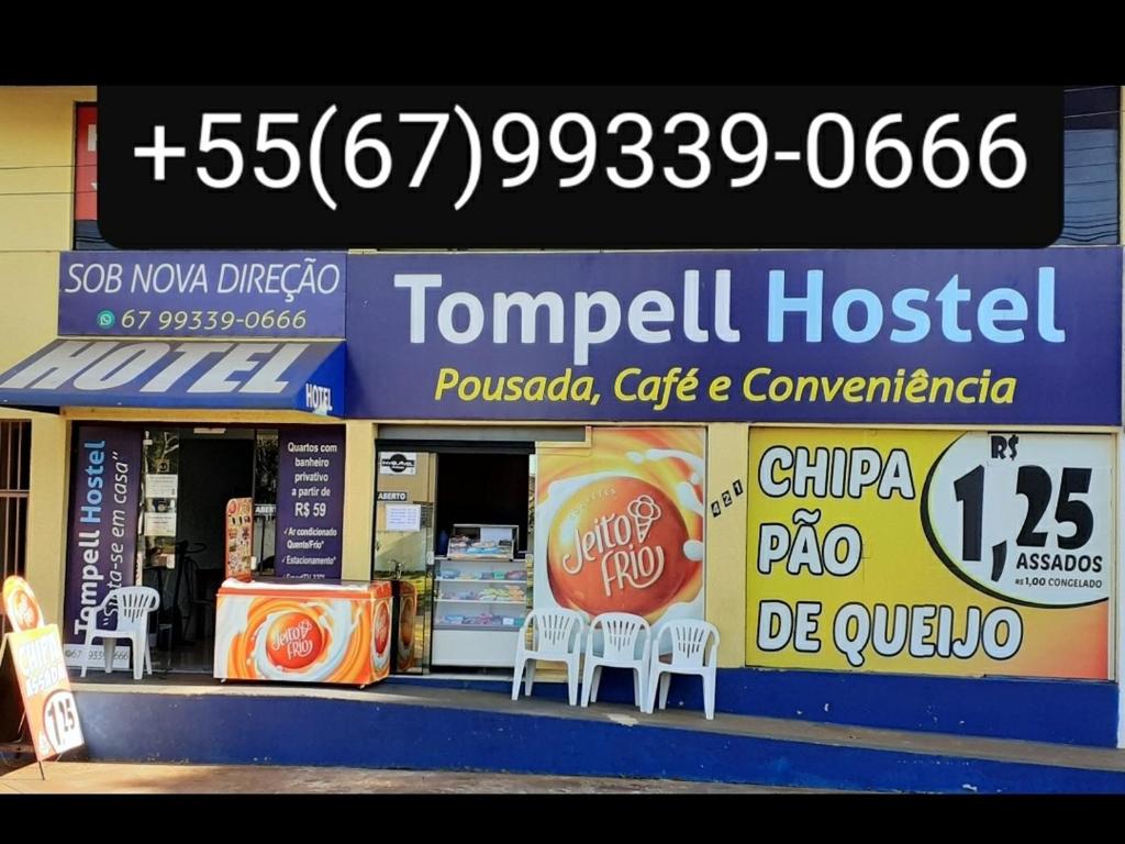 una tienda frente a un hospital templado con sillas delante en Melhor Custo x benefício - Tompell Pousada Bem-te-vi - Portaria só até 22 horas en Ponta Porã