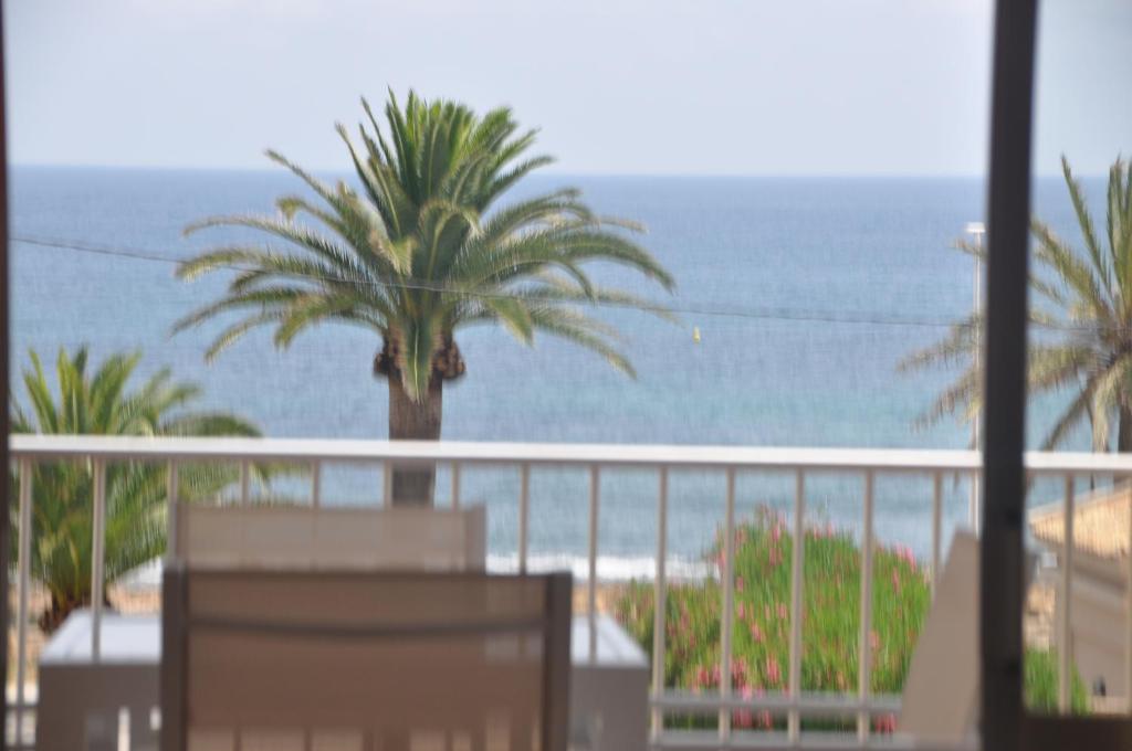 - Balcón con vistas al océano y palmeras en Javea Lovely Apartments Facing the Sea, en Jávea