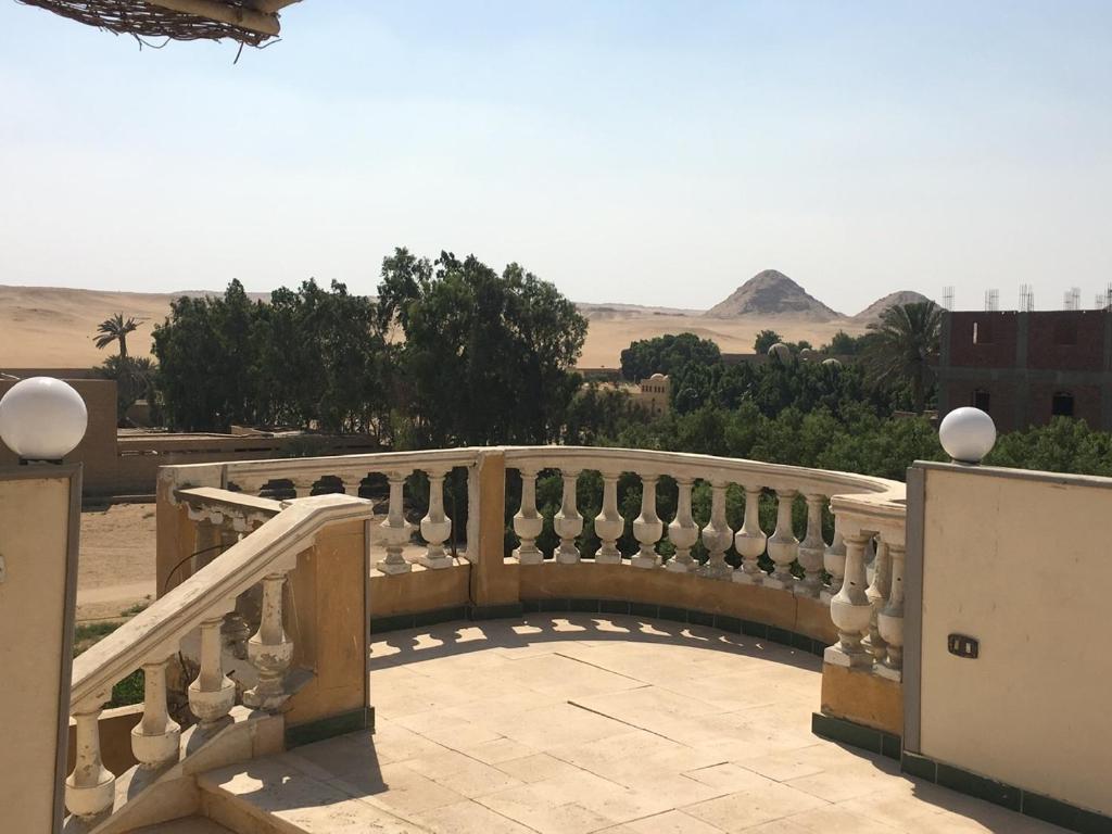 einen Balkon mit Blick auf die Wüste in der Unterkunft Sakkara Inn in Kairo