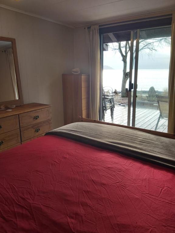 Postel nebo postele na pokoji v ubytování Halfmoon Haven Beach Cottage or Oceanview Suite