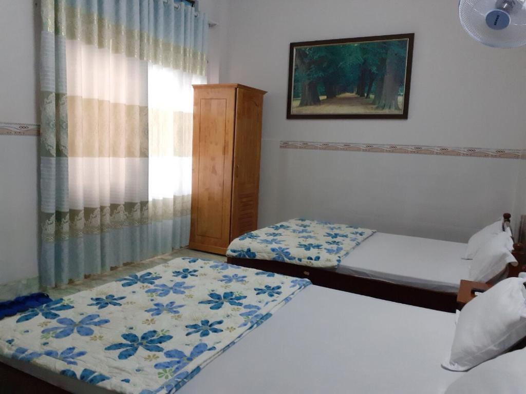 Thanh Binh Hotel tesisinde bir odada yatak veya yataklar