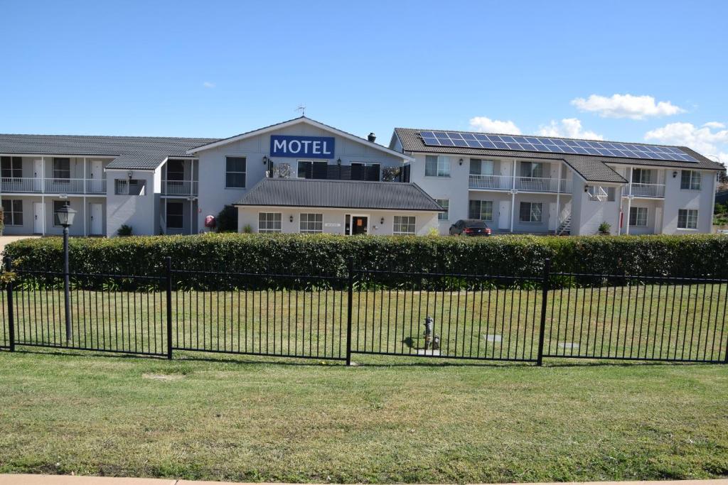 una valla metálica frente a un hotel en Best Western Coachman's Inn Motel, en Bathurst