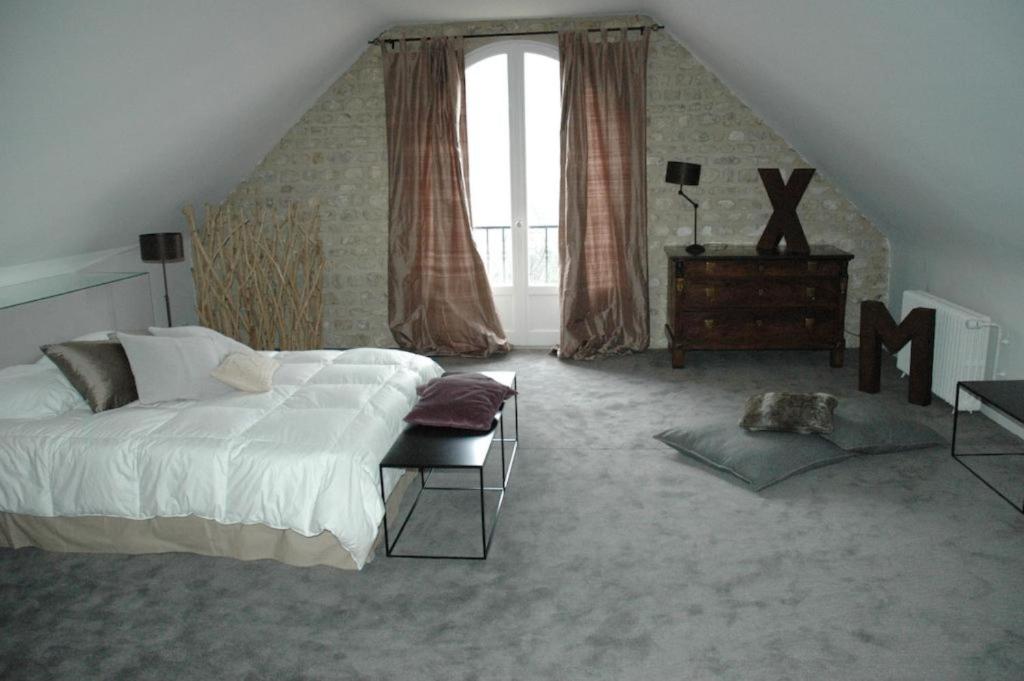 - une chambre avec un grand lit et une fenêtre dans l'établissement Chambres d'Hôtes La Maison, à Rouen