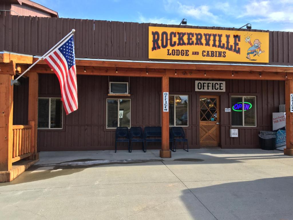 ein Gebäude mit amerikanischer Flagge davor in der Unterkunft Rockerville Lodge & Cabins in Keystone