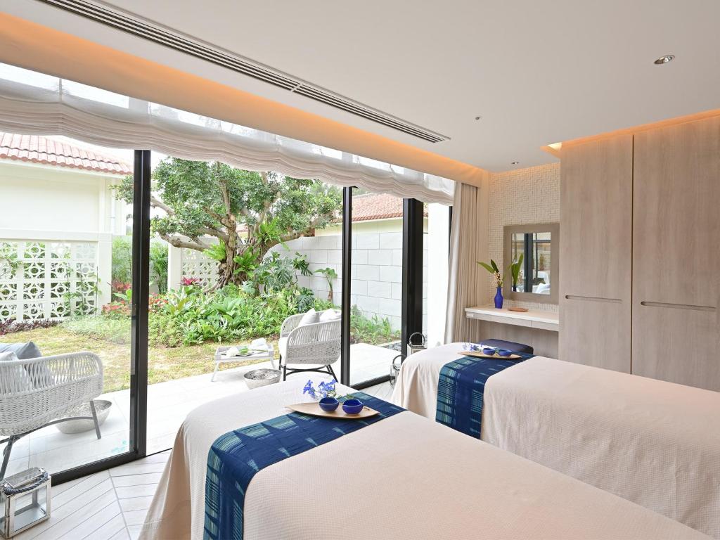 Postel nebo postele na pokoji v ubytování FUSAKI BEACH RESORT HOTEL & VILLAS