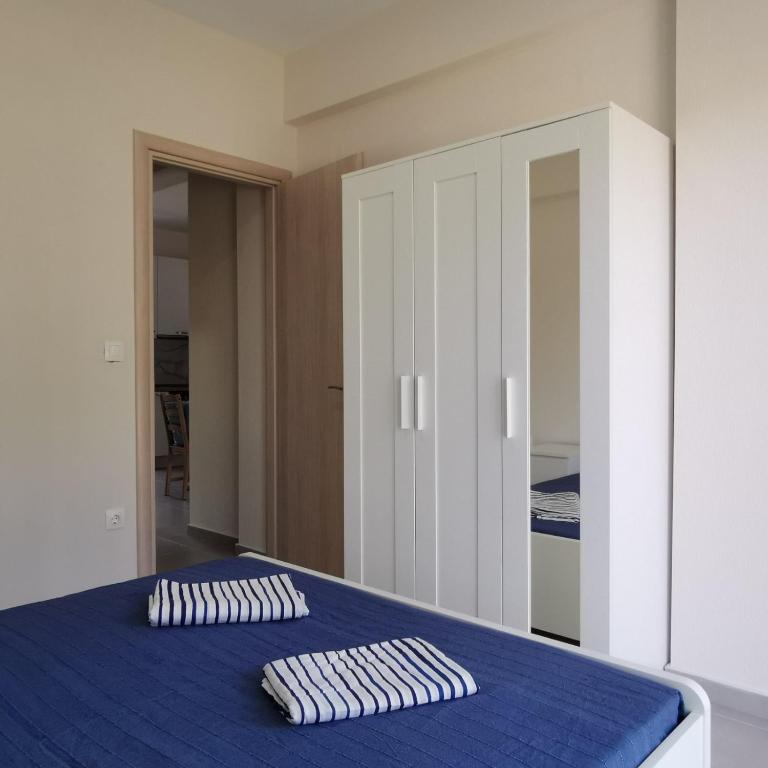 Postel nebo postele na pokoji v ubytování Lagonisi Apartment