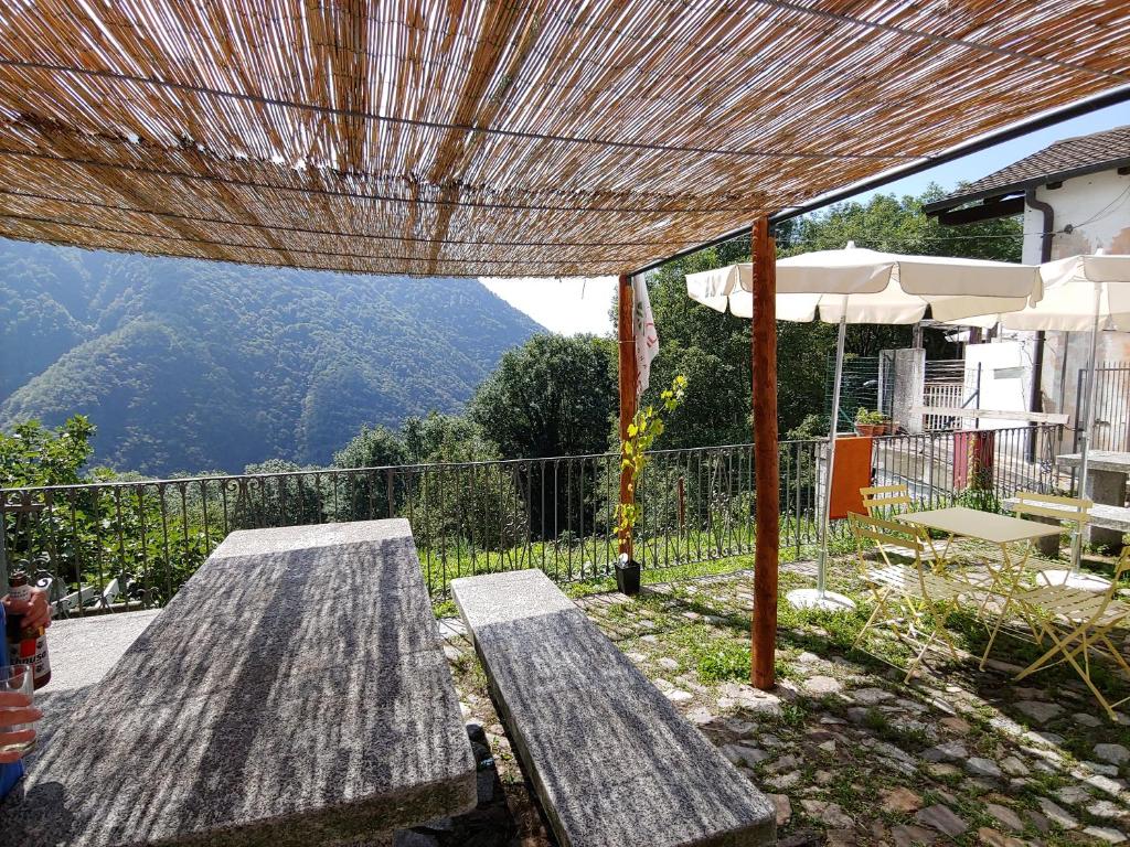 Nespecifikovaný výhled na hory nebo výhled na hory při pohledu z hostelu