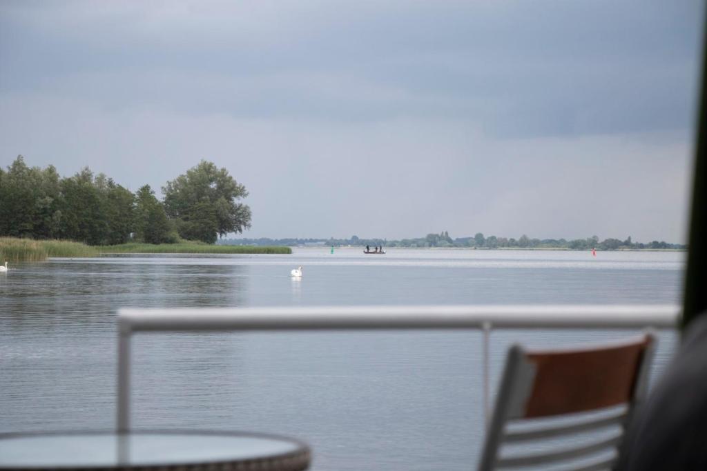 Výhled na řeku, která protéká v blízkosti ubytování na lodi