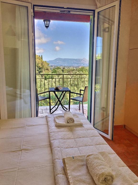 Gastouri Villa Pascalia with heated pool in October and views - Villa De Deux Chambres
