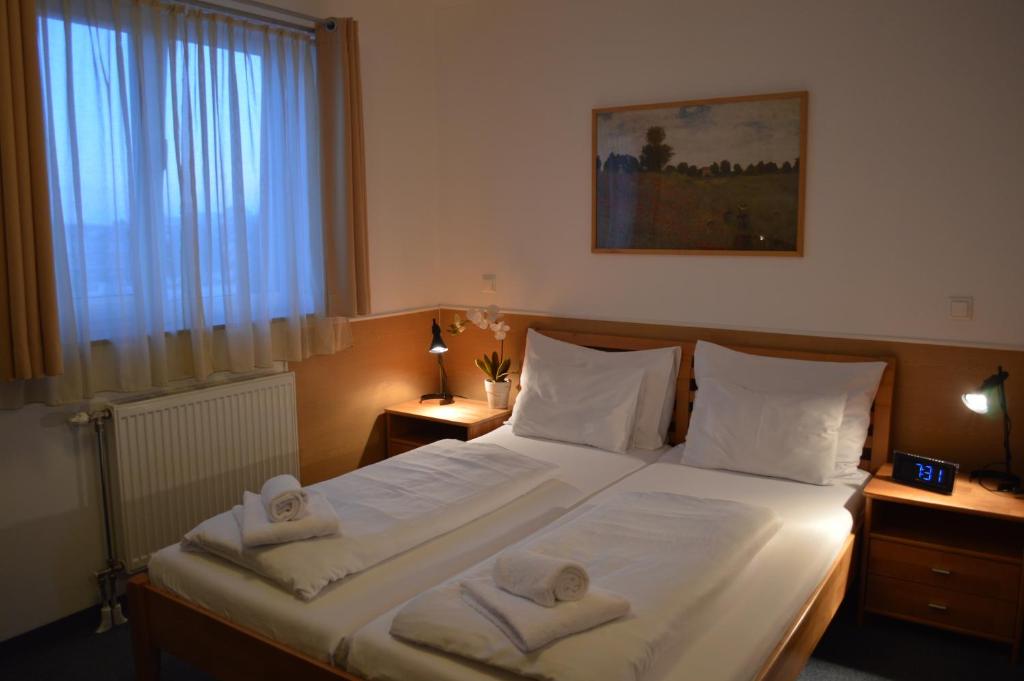 Postel nebo postele na pokoji v ubytování Hotel Donaustadt Kagran - at Metro U1