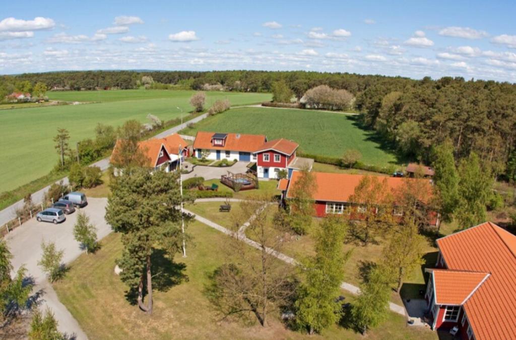 una vista aérea de una casa con patio en 4hearts b&b en Sölvesborg
