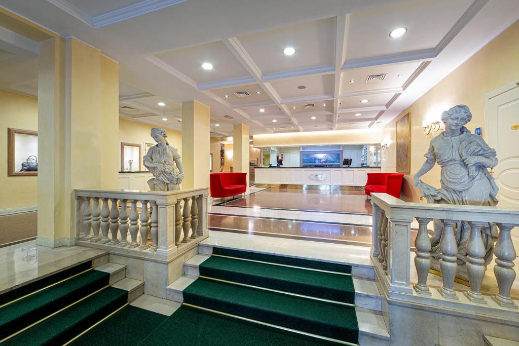 Posezení v ubytování Ambassador Palace Hotel