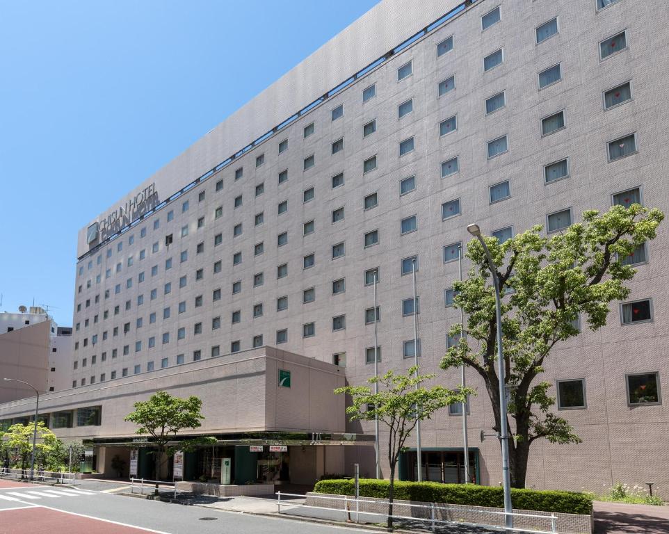 東京にあるチサンホテル浜松町の切り札のある国際的なホテルコンベンションセンターの外側の景色を望めます。