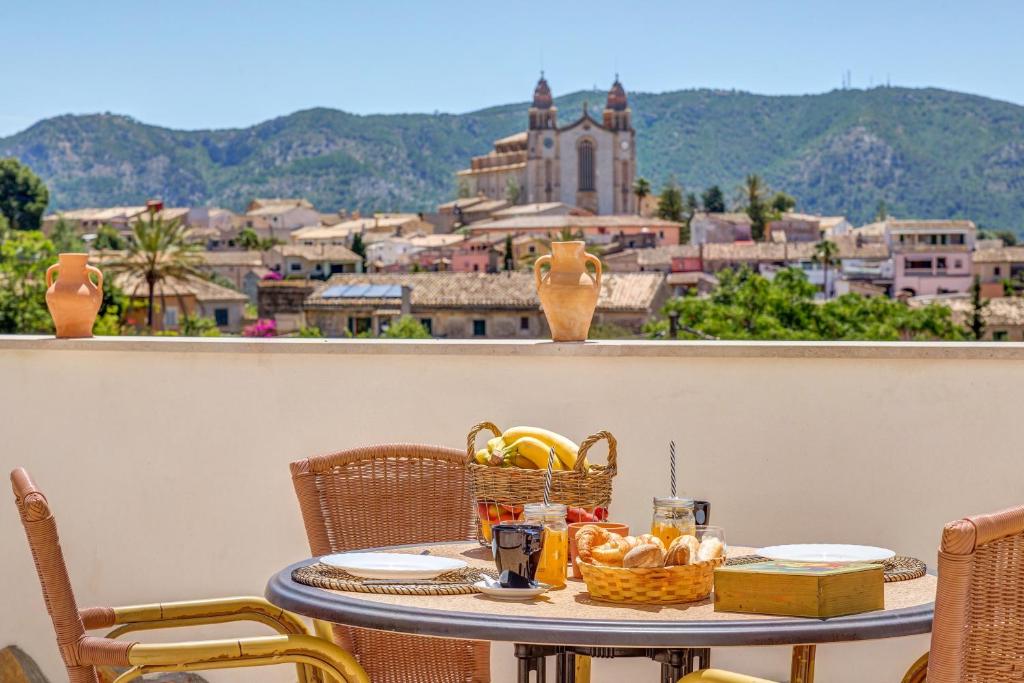 - une table avec une corbeille de fruits sur le balcon dans l'établissement Hermanas Femenias, à Calvià