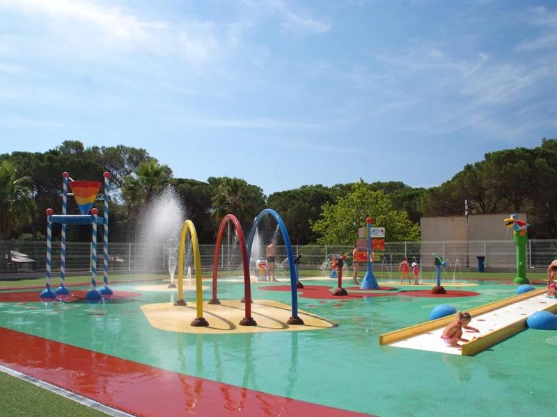 Bazén v ubytování Camping L'Oasis 5 étoiles à Puget-sur-Argens nebo v jeho okolí