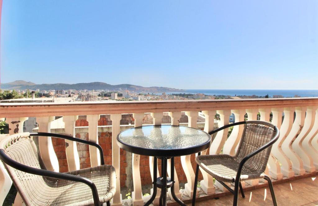 stół i krzesła na balkonie z widokiem na ocean w obiekcie Apartments Mušović w Barze