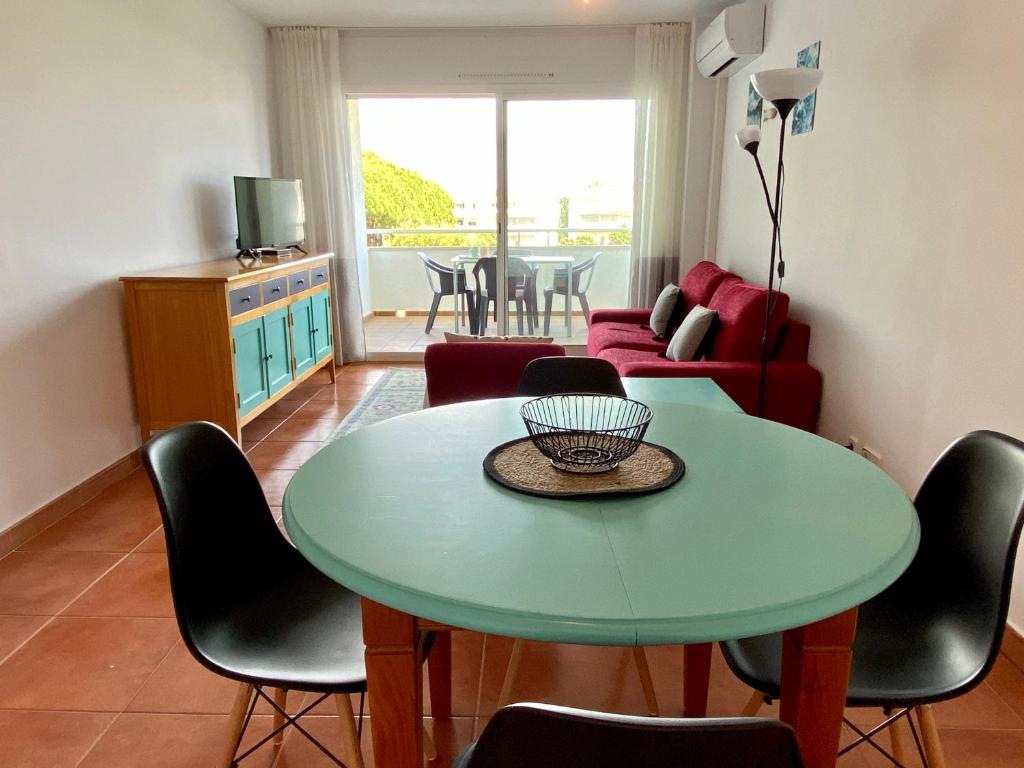 A seating area at Apartamentos Plus Costa Brava Pals