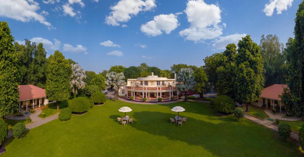 una vista aerea di una grande casa su un prato di Sawai Madhopur Lodge - IHCL SeleQtions a Sawai Madhopur