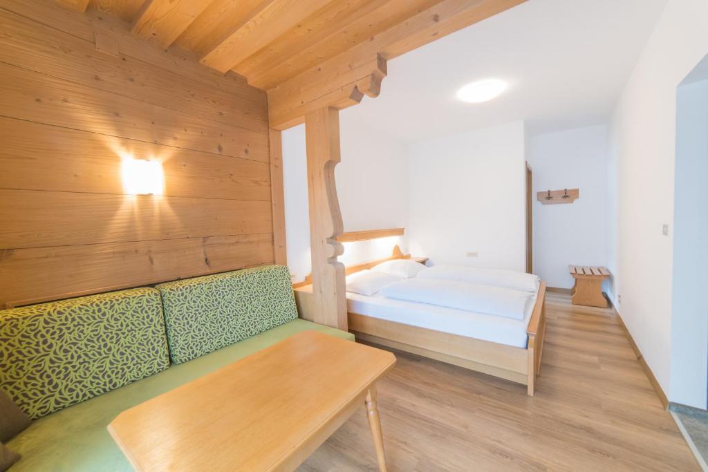 Rúm í herbergi á Pension Apartments Pardell