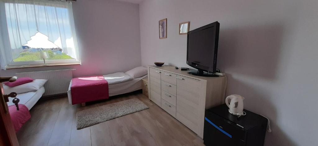 TV a/nebo společenská místnost v ubytování Słoneczny Dom pokoje i apartament na wynajem