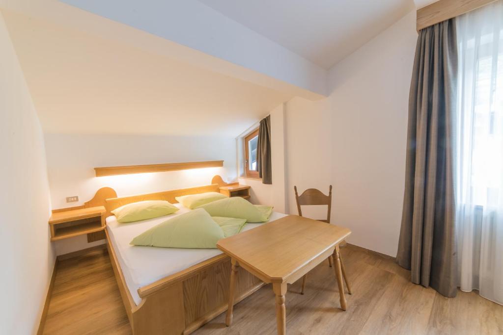 Rúm í herbergi á Pension Apartments Pardell