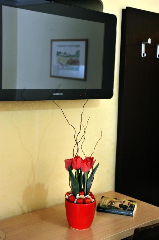 A television and/or entertainment centre at Hotel Gabbiano