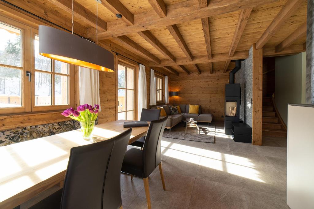 ein Esszimmer und ein Wohnzimmer mit einem Tisch und Stühlen in der Unterkunft Chalet Schafberg in Wildhaus